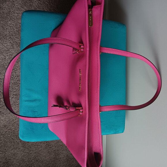 Michael Kors Large Jet Set Travel Tote. - Picture 7 of 7